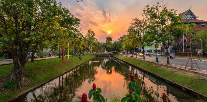 matahari-terbenam-in-old-city-most-of-the-evening-in-chiang-mai-thailand-2